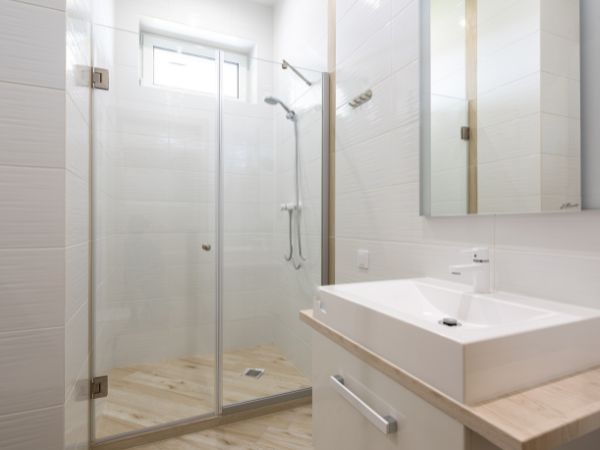 Kabina prysznicowa z brodzikiem - jak stworzyć funkcjonalną i stylową przestrzeń w łazience